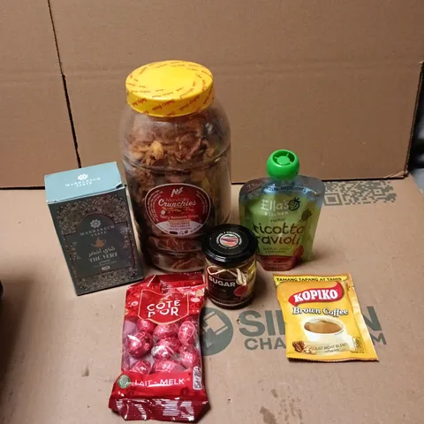 APPROXIMATELY 15 ASSORTED FOOD AND DRINK ITEMS TO INCLUDE - ELLA'S KITCHEN RICOTTA RAVIOLI, MARRAKECH TASTE TEA AND COTE D'OR CHOCOLATE MINI EGGS