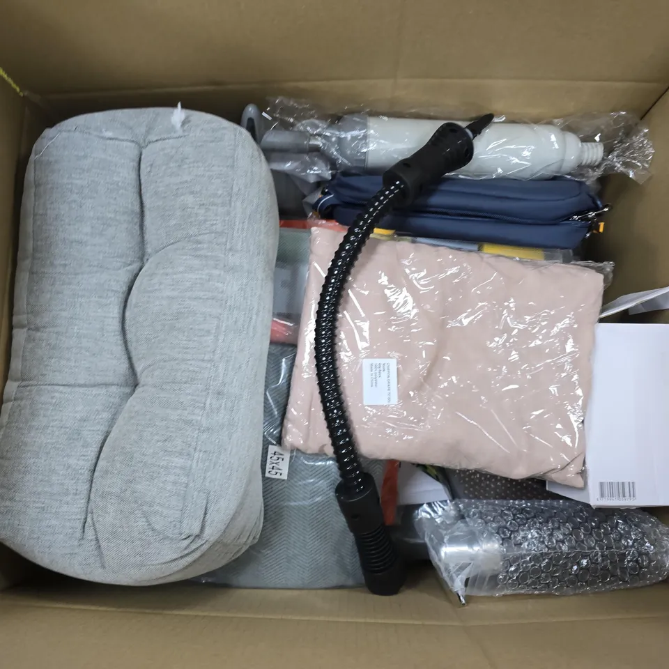 APPROXIMATELY 20 ASSORTED HOUSEHOLD PRODUCTS TO INCLUDE LATCH HOOK KIT, PENGUIN TOTE BAG, PACSAFE BAG, ETC - COLLECTION ONLY