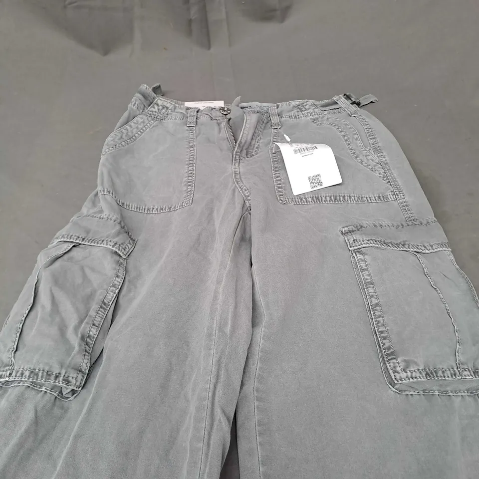 BERSHKA LIGHT GREY CARGO STRAIGHT - EUR 32
