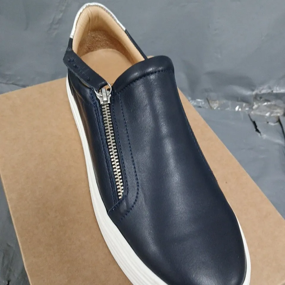 JONES BOOTMAKER IN NAVY SIZE 6 