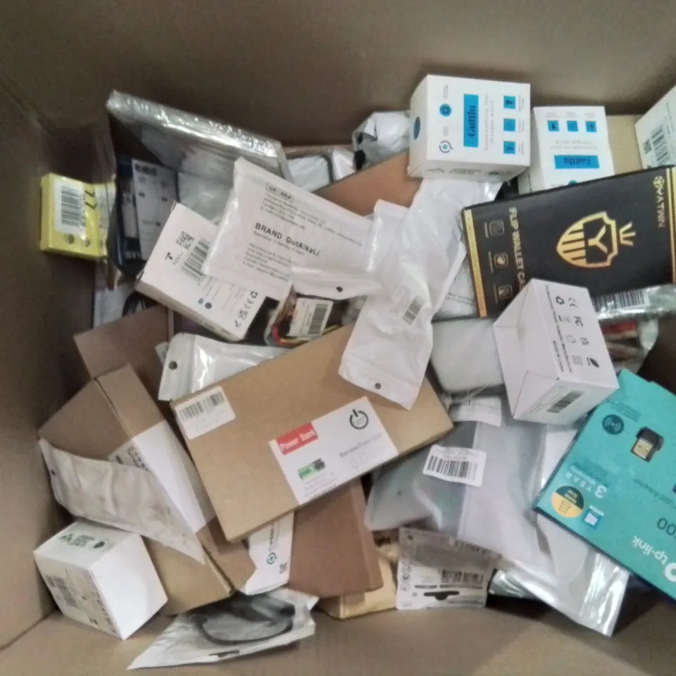 BOX CONTAINING LARGE AMOUNT OF BOXED ELECTRICAL ITEMS TO INCLUDE: POWER BANKS, LED LIGHTS, LAMPS ETC.