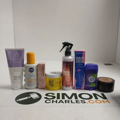TOTE OF APPROXIMATELY 15 ASSORTED BEAUTY PRODUCTS INCLUDING OGX APPLE CIDER VINEGAR SHAMPOO, ELIZABETH ARDEN REFINING MOISTURE CREAM COMPLEX AND OLAY SERUMS COLLAGEN PEPTIDE