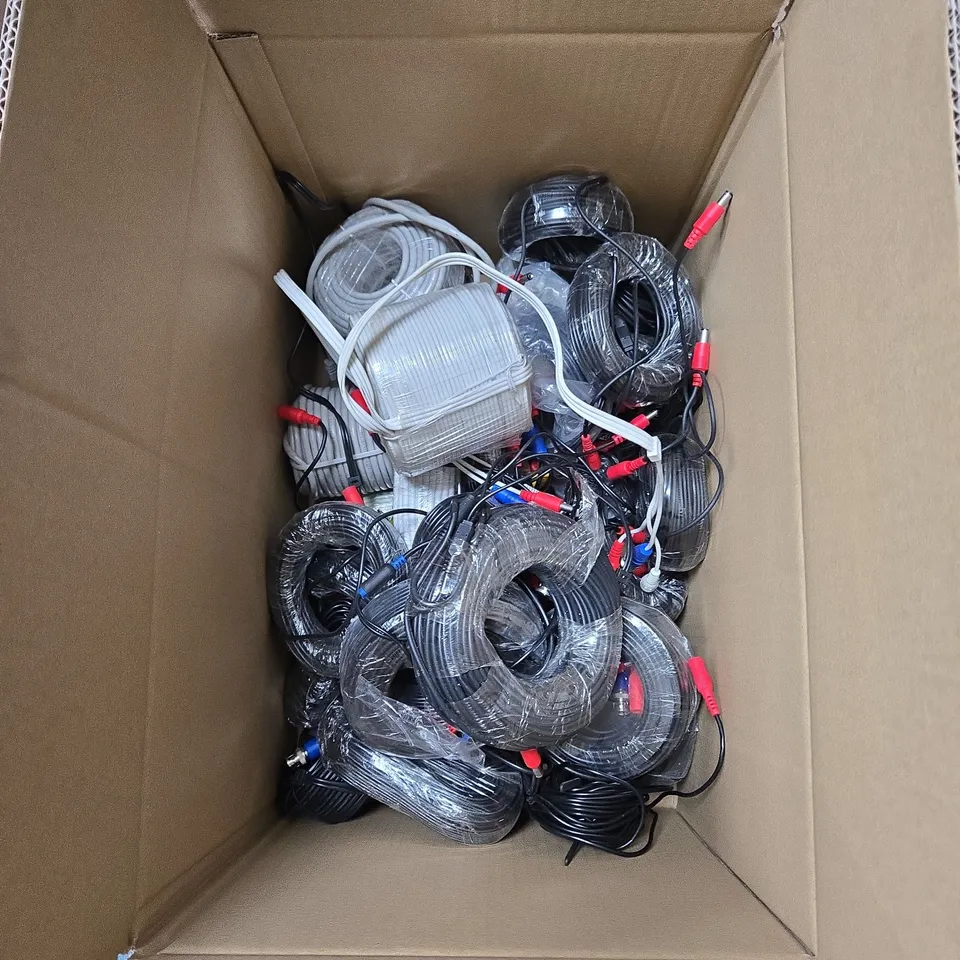 APPROXIMATELY 20 ASSORTED ITEMS OF NETWORKING CABLES OF VARIOUS LENGTHS AND CONNECTIONS