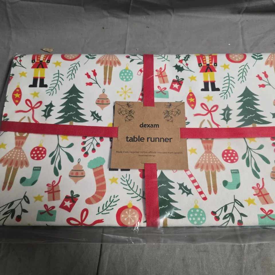 DEXAM CHRISTMAS THEMED TABLE RUNNER 