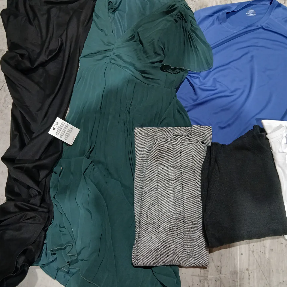 APPROXIMATELY 10 UTEMS OF ASSORTED CLOTHING