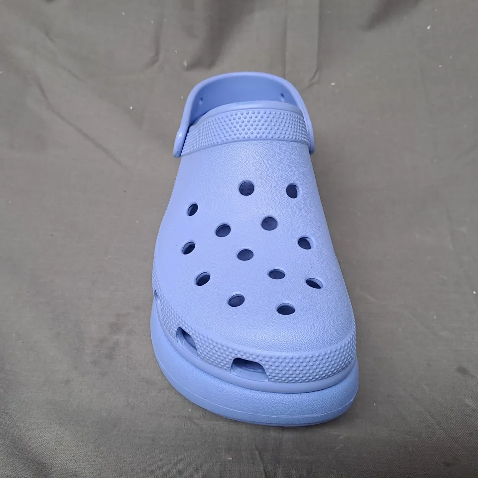 PAIR OF CROCS CLASSIC CRUSH CLOGS IN LILAC UK SIZE M6/W7