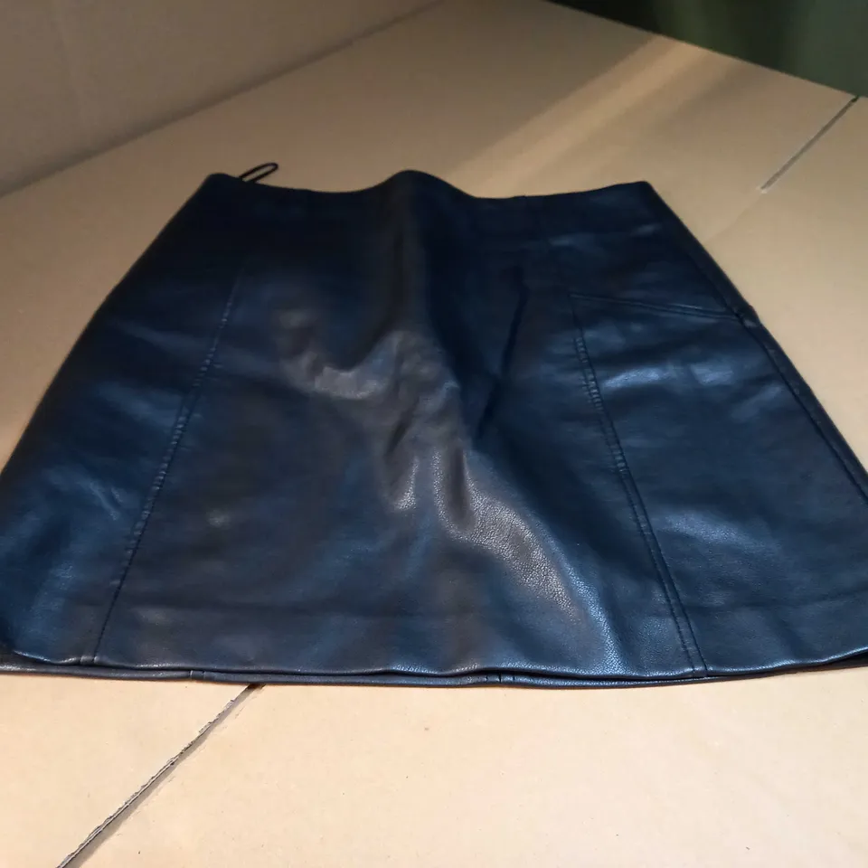 NEW LOOK PETITE BLACK FAUX LEATHER SKIRT - SIZE 10
