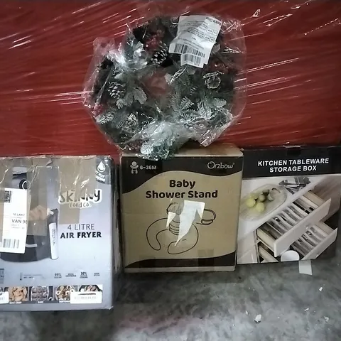 PALLET OF HOUSEHOLD ITEMS TO INCLUDE 4 LITRE AIR FRYER, BABY SHOWER STAND, KITCHEN TABLEWARE STORAGE BOX, FESTIVE WREATH AND OTHER ASSORTED ITEMS...