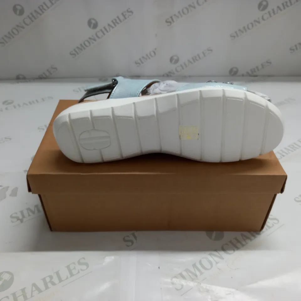 BOXED PAIR OF CUSHION WALK JEWELLED SANDALS IN SILVER - SIZE 7