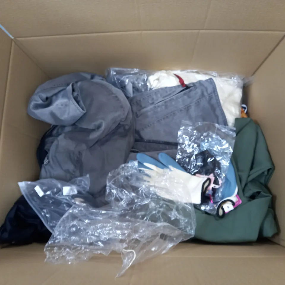 LARGE QAUNTIITY OF ASSORTED CLOTHING ITEMS TO INCLUDE DRESSES, JEANS, SHIRTS, ETC