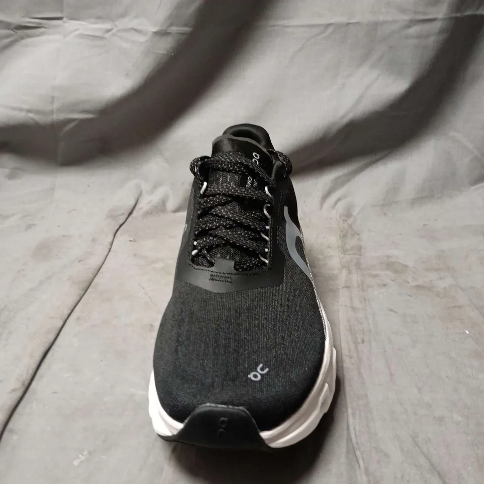 UNBOXED ON CLOUD BLACK AND WHITE RUNNING TRAINERS SIZE 8.5