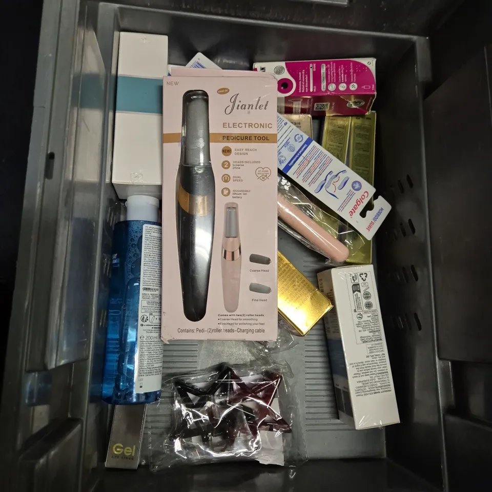 APPROXIMATELY 20 HEALTH AND BEAUTY PRODUCTS TO INCLUDE RADOX SHOWER GEL, L'OREAL ELVIVE CONDITIONER AND SIMPLE SOAP