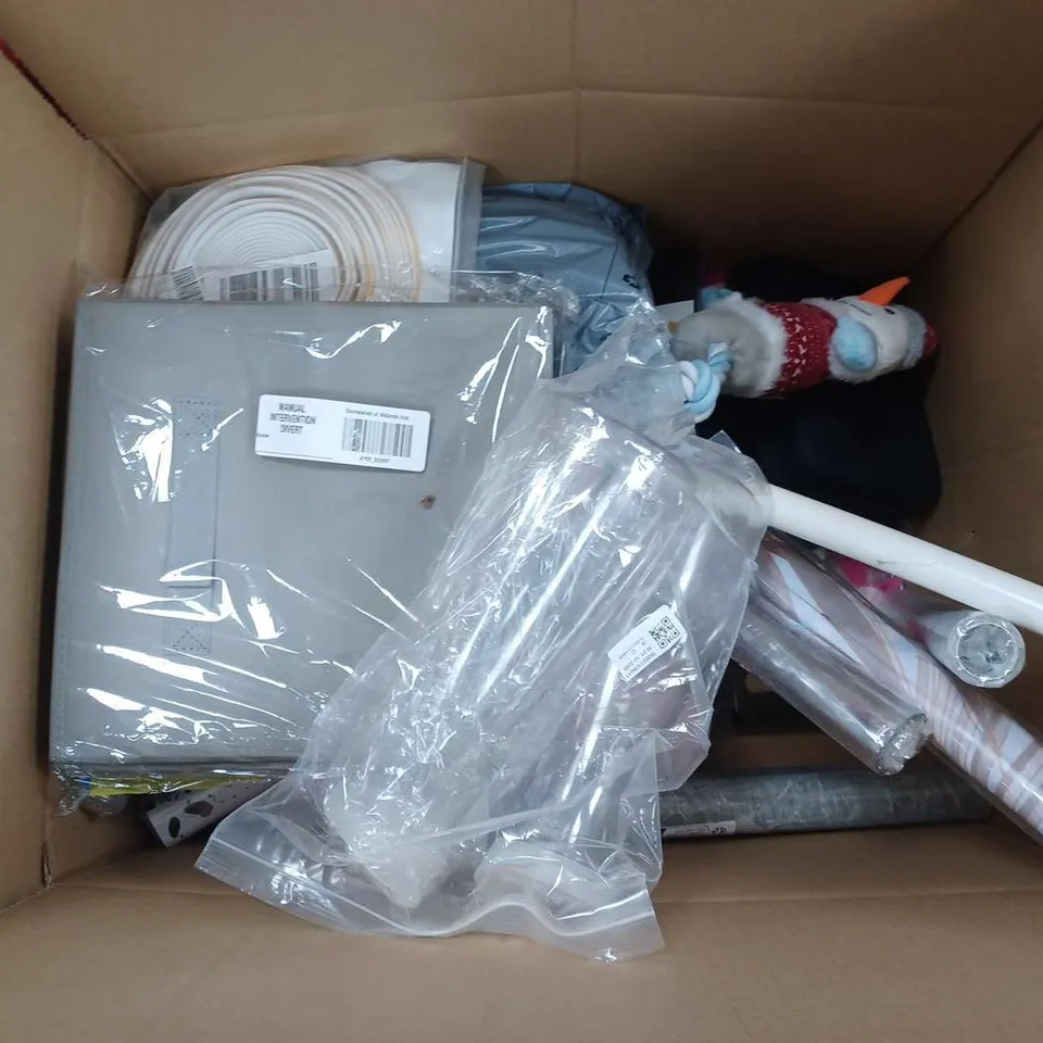 APPROXIMATELY 15 ASSORTED HOUSEHOLD ITEMS TO INCLUDE DESIGNER WALLPAPER, PUPPY TRAINING PADS, TABLET CASE, ETC