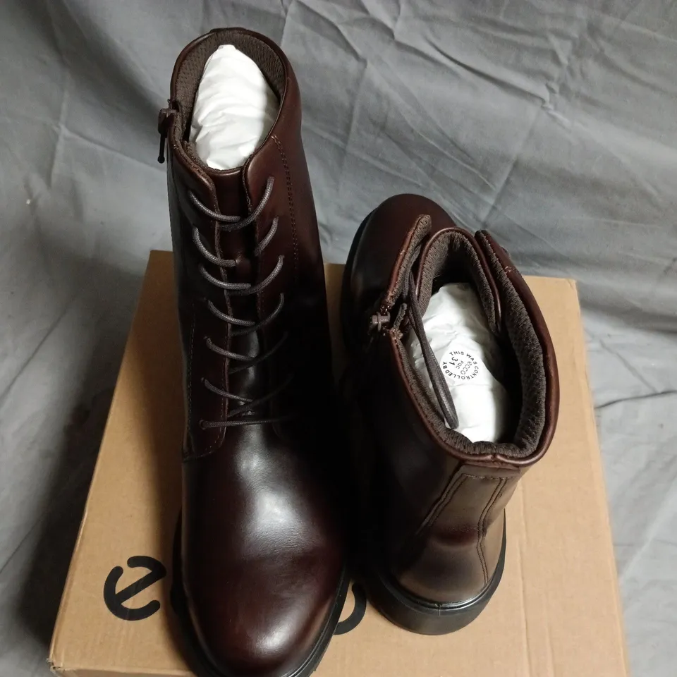 ECCO METRO VIENNA W LACE BOOT – POTTING SOIL, UK 8–8.5 (EU 42)