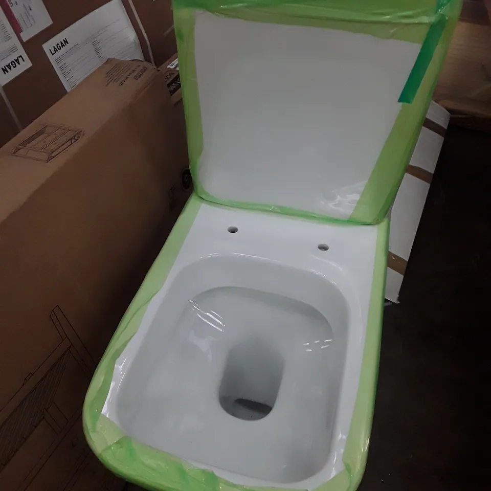 CLOSE COUPLED TOILET 