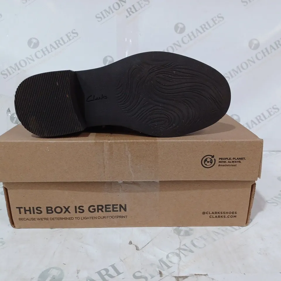 BOXED PAIR OF CLARKS BOOTS IN PEBBLE SIZE 3