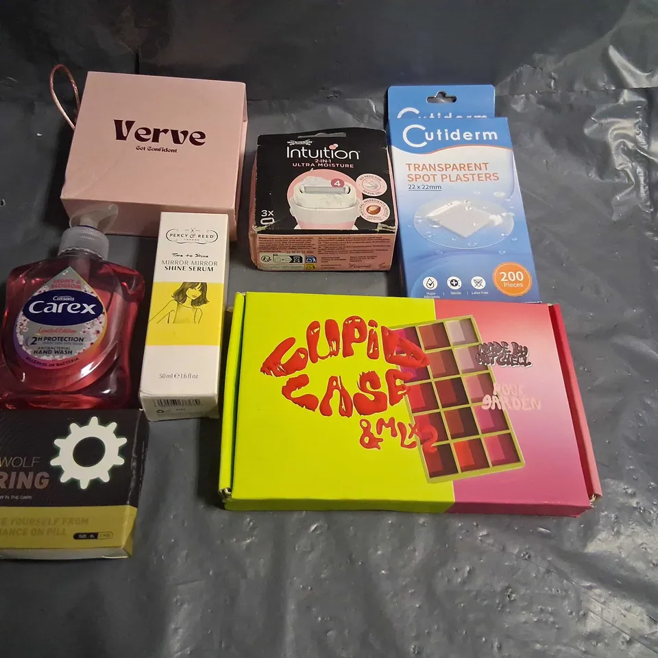 APPROXIMATELY 20 ASSORTED HEALTH AND BEAUTY PRODUCTS TO INCLUDE; WILKINSON, CUTIDERM, CAREX AND PERCY AND REED