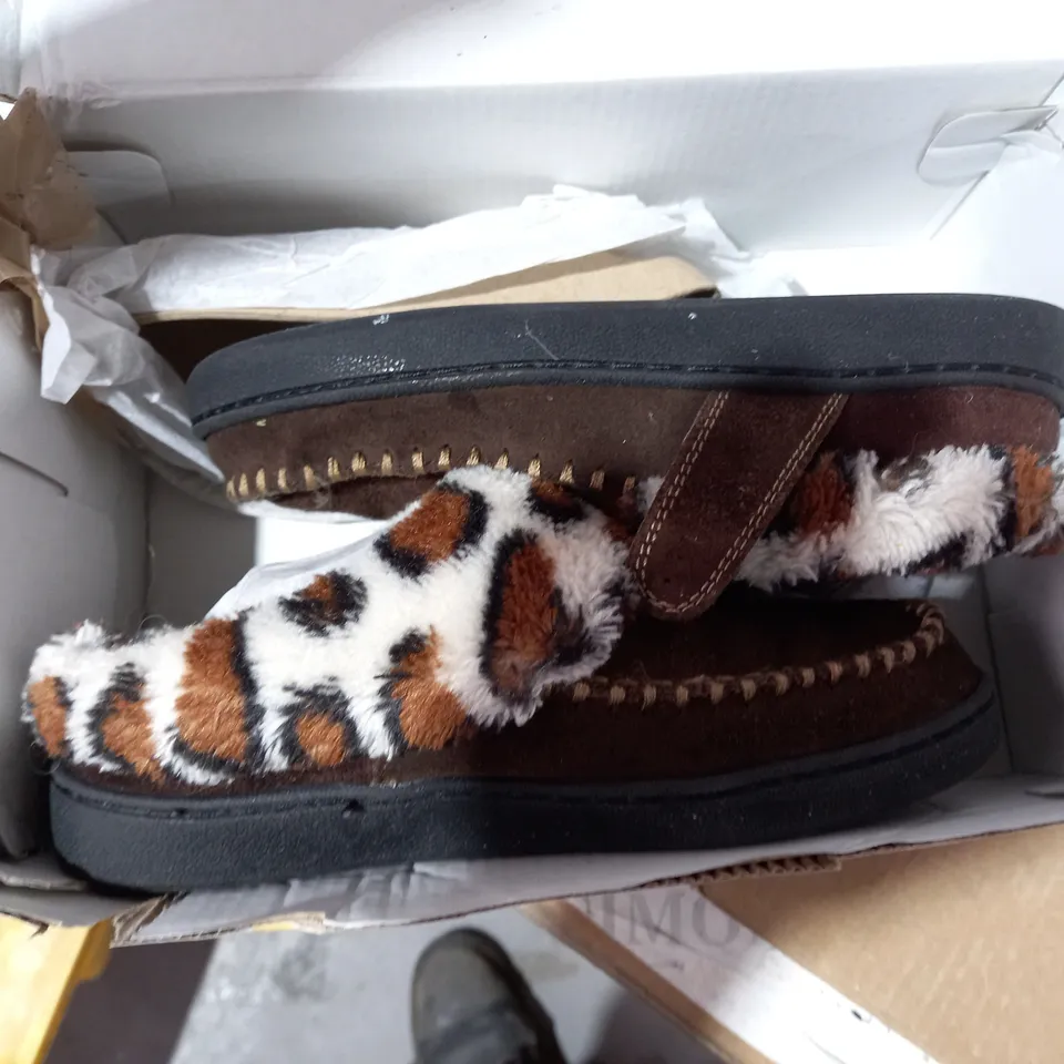 LOT OF 2 ASSORTED ITEMS TO INCLUDE EARTH ORIGINS SLIIPERS AND THE TIGER WHO WENT TO TEA