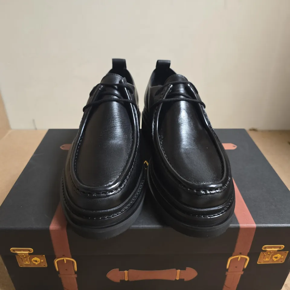 BOXED PAIR OF WALK LONDON MEN'S BLACK LEATHER DERBY SHOES UK SIZE 6
