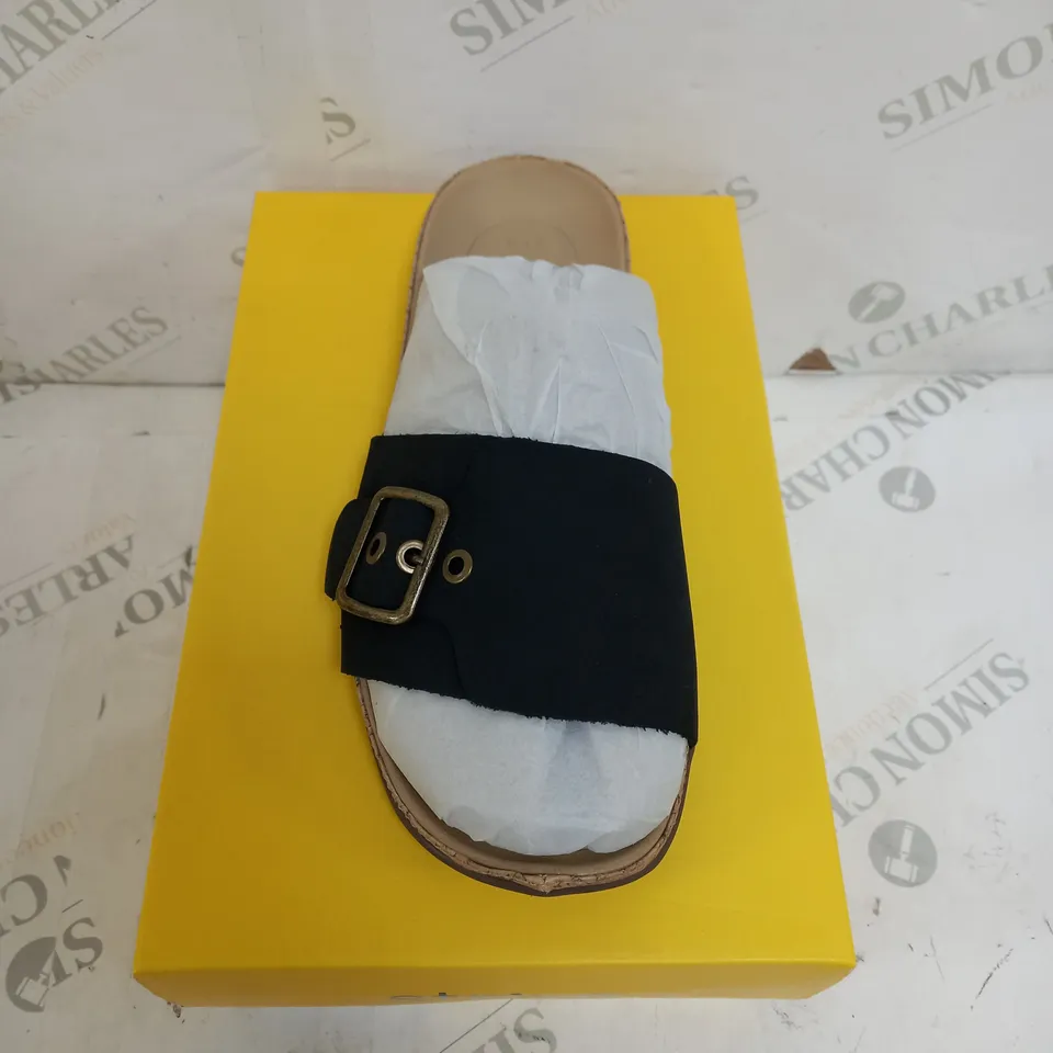 BOXED STRIVE PAROS IN BLACK SIZE 6 