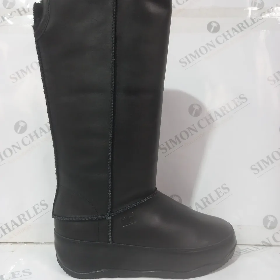 BOXED PAIR OF FITFLOP ORIGINAL MUKLUK SHEARLING LEATHER CALF BOOTS IN BLACK UK SIZE 6.5