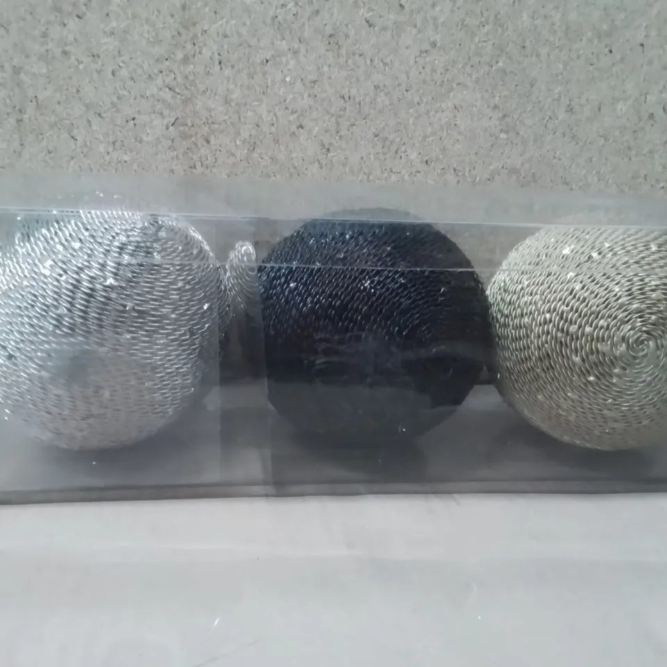 BOXED HEGE DECORATIVE SPHERES