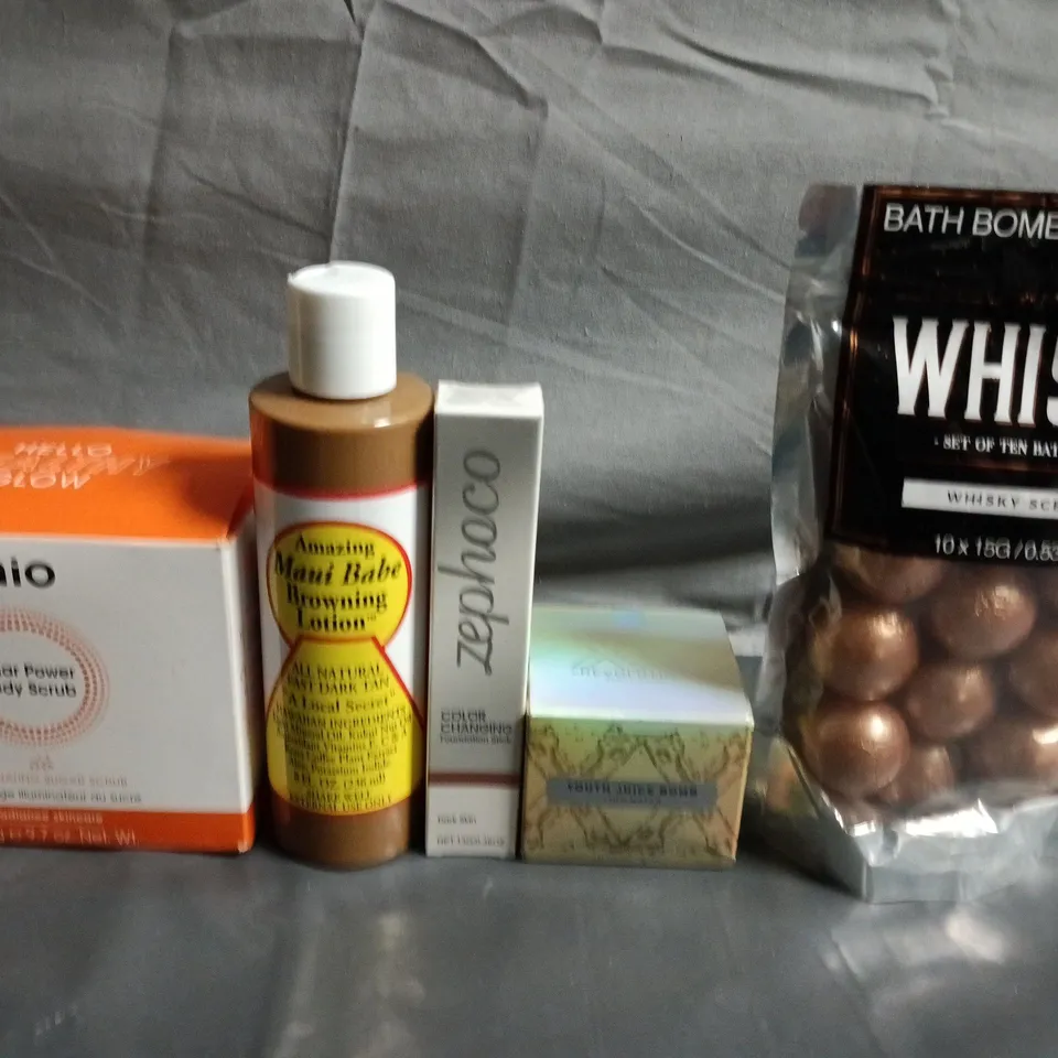 APPROXIMATELY 15 ASSORTED HEALTH & BEAUTY PRODUCTS TO INCLUDE BATH BOMBS, TAN AND BODY SCRUB