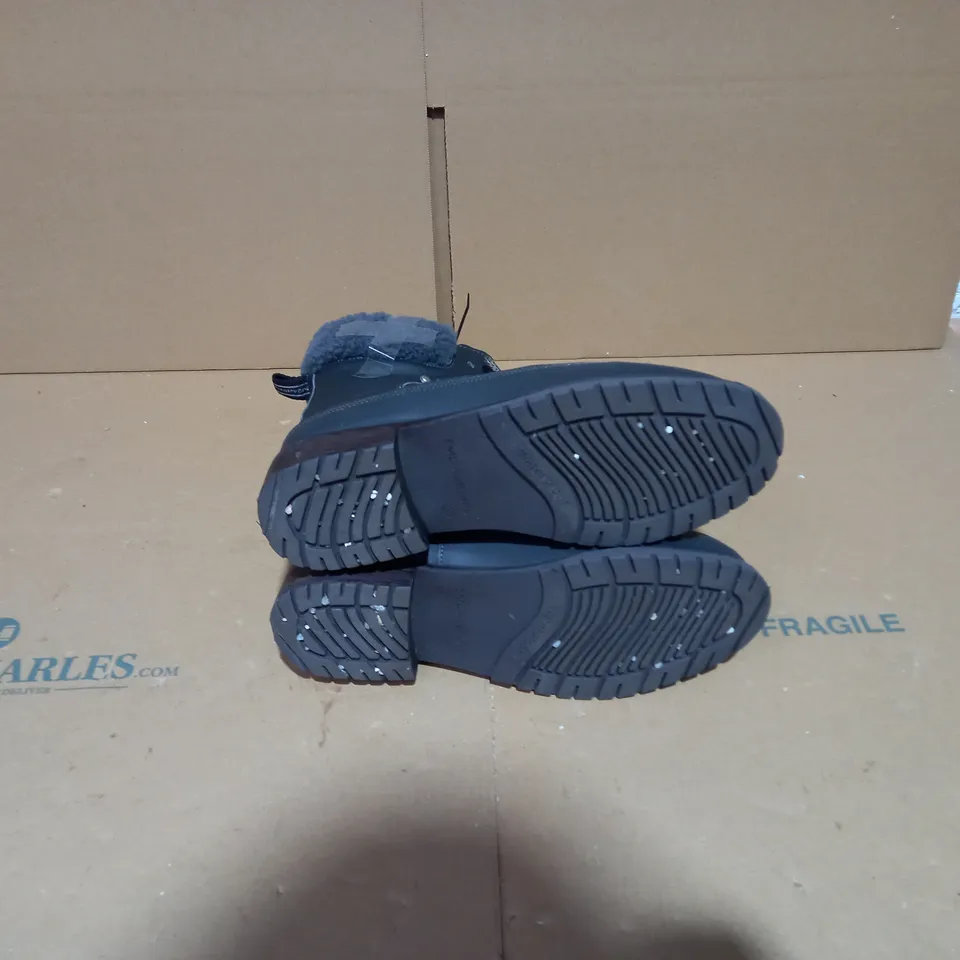 EMU AUSTRALIA OKAB GREY BOOTS - SIZE 8 