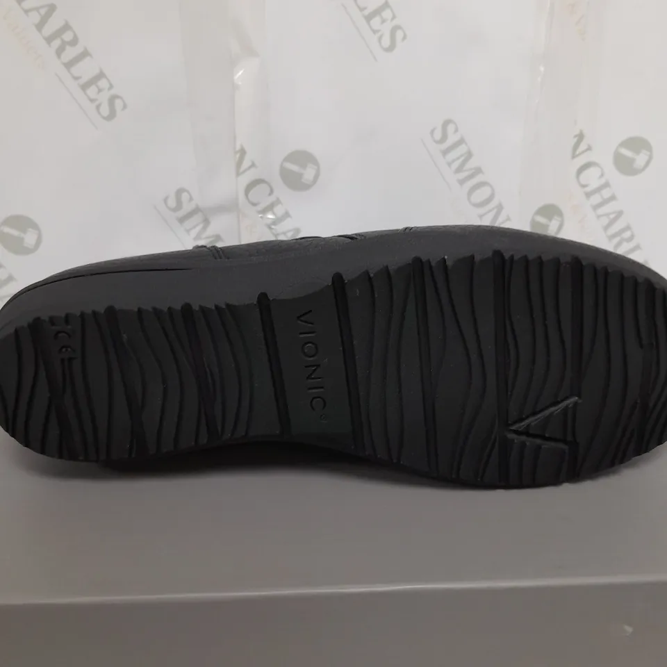 UNBOXED PAIR OF VIONIC LOIS BOOTS IN BLACK UK SIZE 7.58/