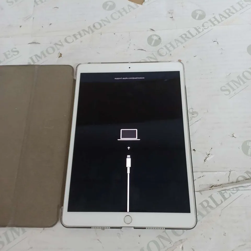 APPLE IPAD MODEL A1701 WITH CASE