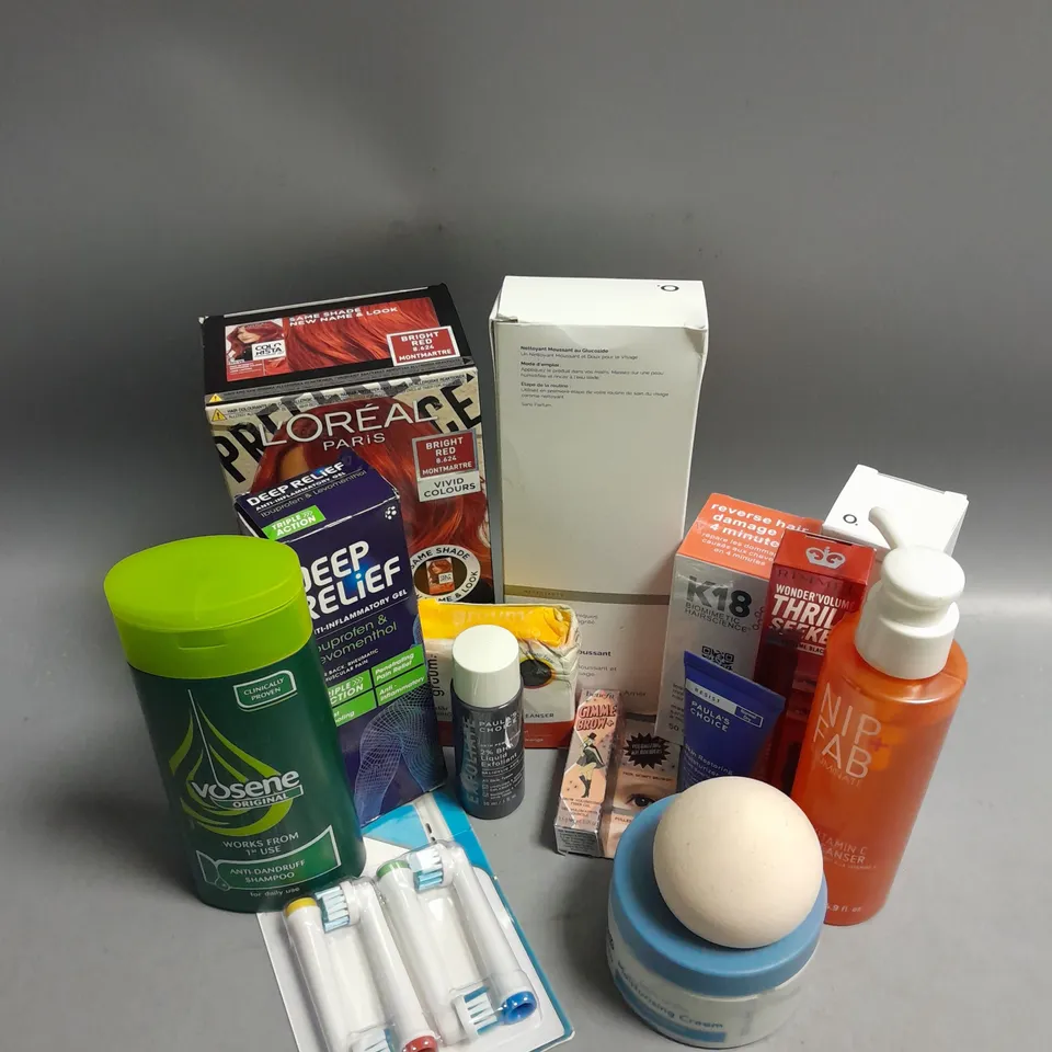 BOX OF APPROXIMATELY 15 COSMETIC ITEMS TO INCLUDE - NIP+FAB VITAMIN C FIX CLEANSER - THE ORDINARY GLUCOSIDE FOAMING CLEANSER - BENEFIT BROW VOLUMIZING FIBER GEL ETC 