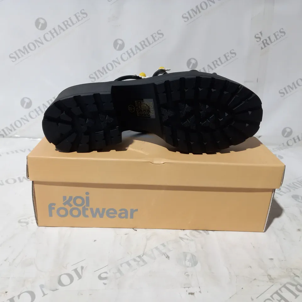 BRAND NEW BOXED PAIR OF KOI VEGAN BLOOMING DAISY OASIS STRAPPY SLIDERS IN BLACK - UK SIZE 7