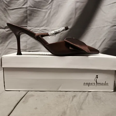 BOXED PAIR OF SUPER MODE POINTED TOE HEELED SHOES WITH BOW DETAIL IN CHOCOLATE SIZE EU 39