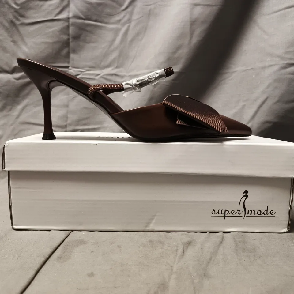 BOXED PAIR OF SUPER MODE POINTED TOE HEELED SHOES WITH BOW DETAIL IN CHOCOLATE SIZE EU 39
