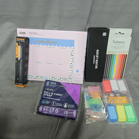 APPROXIMATELY 14 ASSORTED HOUSEHOLD ITEMS TO INCLUDE NUTMEG HOME COLOURING PENCILS, HARDBODY SILVER LEVER HANDLE, DEISS SWIVEL PEELER, ETC