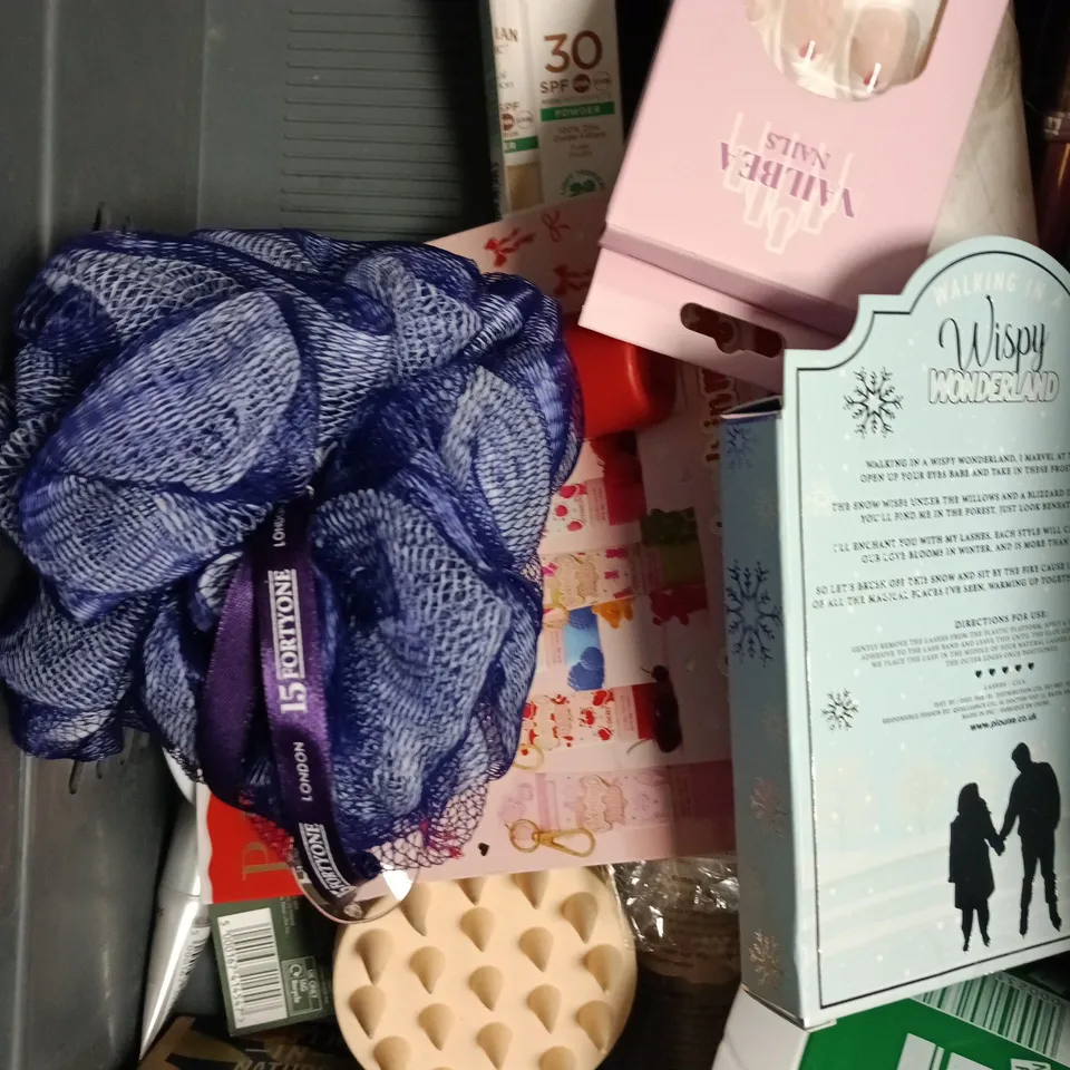 APPROXIMATELY 15 ASSORTED HEALTH & BEAUTY PRODUCTS TO INCLUDE SENSODYNE, TEETH WHITENING STRIPS, P.LOUISE BRUSH SET ETC 