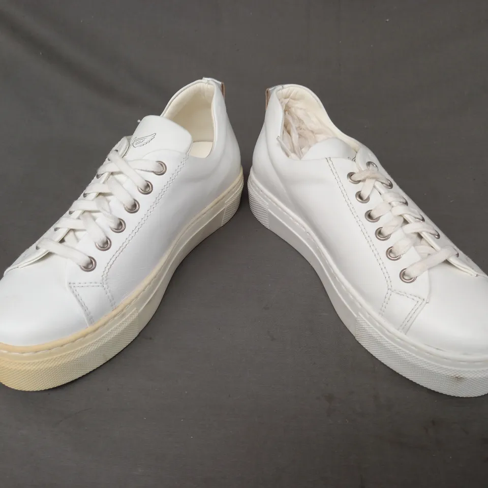 PAIR OF MARTE SHOES IN WHITE W. SILVER WING DETAIL EU SIZE 36
