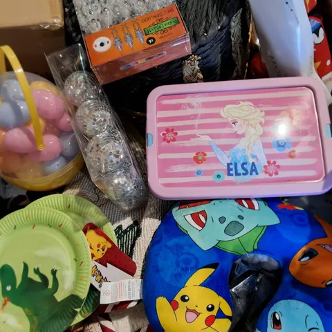 PALLET OF ASSORTED HOUSEHOLD ITEMS TO INCLUDE SEASONAL DECORATIONS, HOME FABRICS AND TOYS