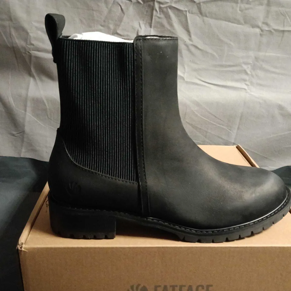 BOXED PAIR OF FATFACE BLACK CHELSEA BOOTS – UK SIZE 6