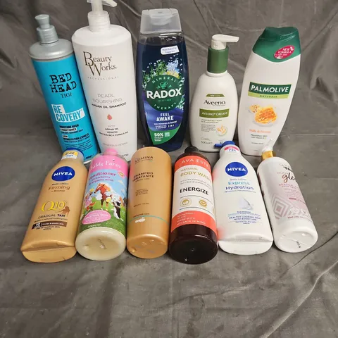 APPROXIMATELY 20 ASSORTED HEALTH & BEAUTY PRODUCTS TO INCLUDE - BED HEAD RECOVERY CONDITIONER - AVA ESTELL BODY WASH - AVEENO CREAM - ETC - COLLECTION ONLY
