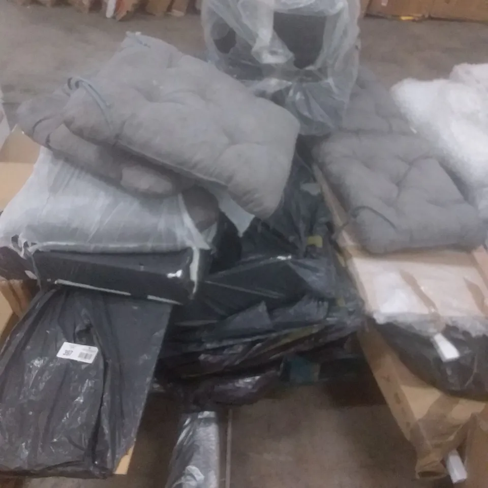 PALLET OF ASSORTED FURNITURE PARTS 