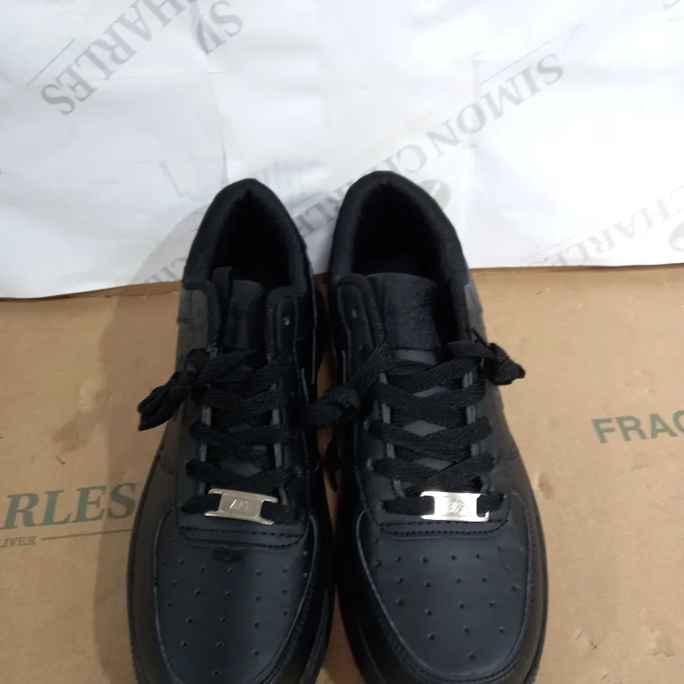 PAIR OF NIKE AIR FORCE 1 IN BLACK SIZE 6.5