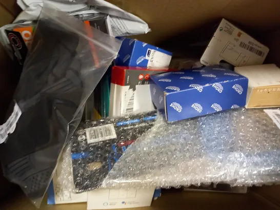 Lot 7424: BOX OF APPROXIMATELY 15 ASSORTED ITEMS TO INCLUDE ELBOW ...