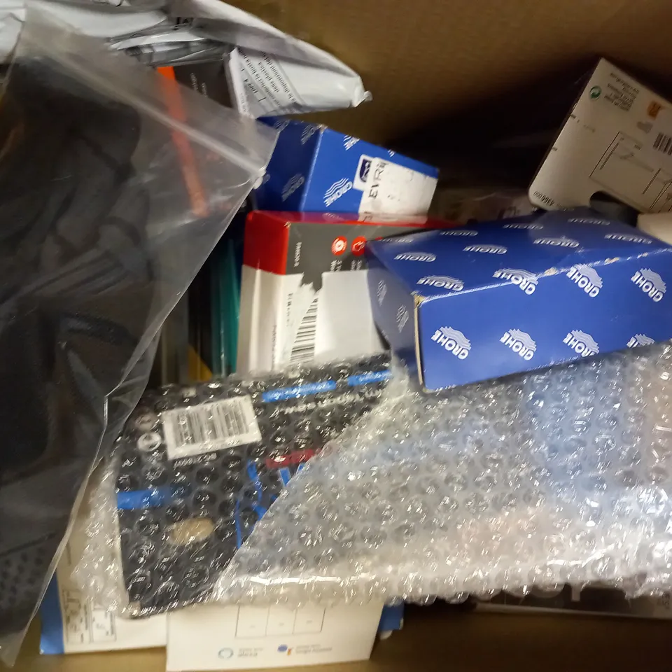 BOX OF APPROXIMATELY 15 ASSORTED ITEMS TO INCLUDE ELBOW COMPRESSION SLEEVE, SHOWER HEAD & HOSE, 10 PIECE SOCKET SET, ETC