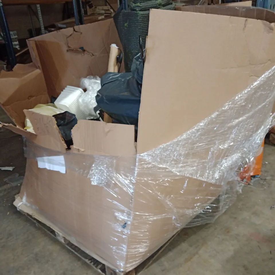 PALLET OF ASSORTED ITEMS TO INCLUDE;TRASH CAN, STORAGE BASKETS,COAT HANGERS,SHOES DOG BOWL, HALLOWEEN DECORATIONS