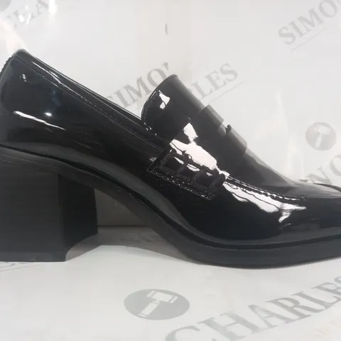 BOXED PAIR OF DESIGNER BLOCK HEEL SLIP-ON SHOES IN GLOSSY BLACK SIZE 4