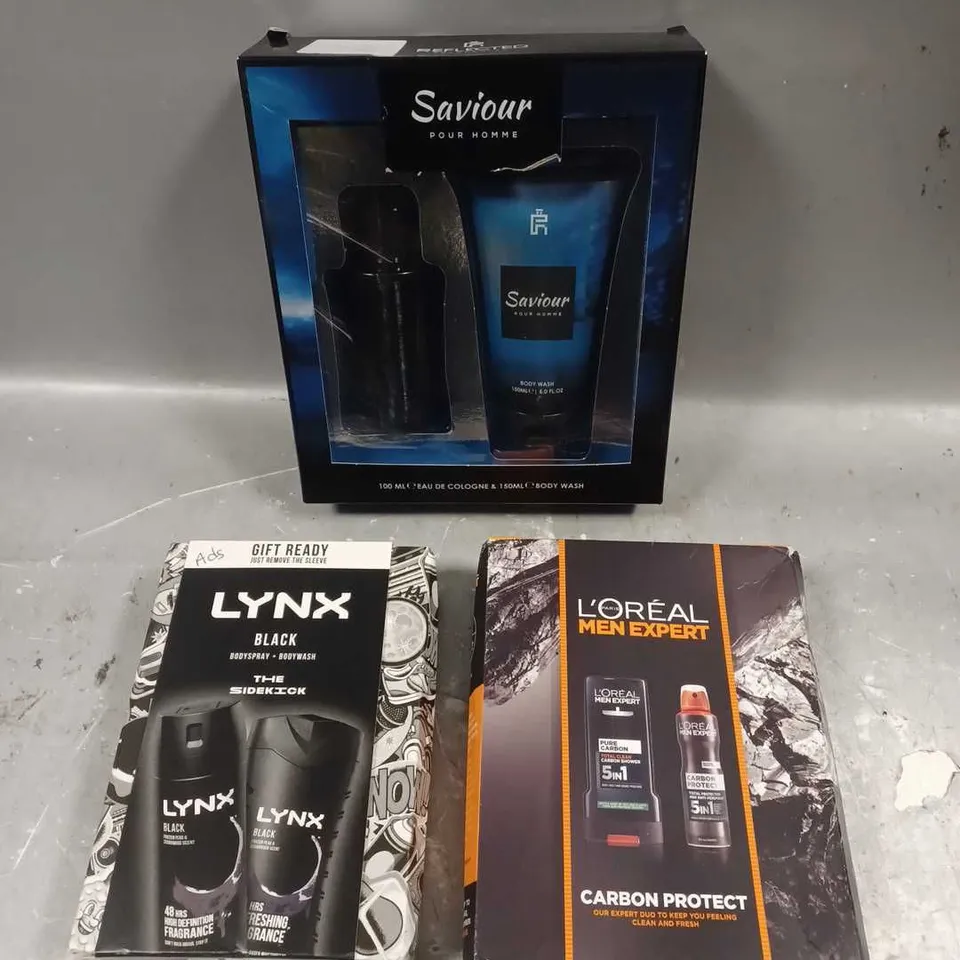 LOT OF 3 ASSORTED COSMETIC BOXSETS TO INCLUDE - SAVIOUR POUR HOMME EAU DE COLOGNE SET - L'OREAL MEN EXPERT CARBON PROTECT DUO - LYNX THE SIDEKICK SET