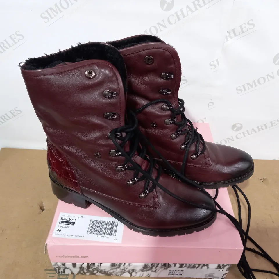 BOXED PAIR OF MODA IN PELLE BOOTS - SIZE  40