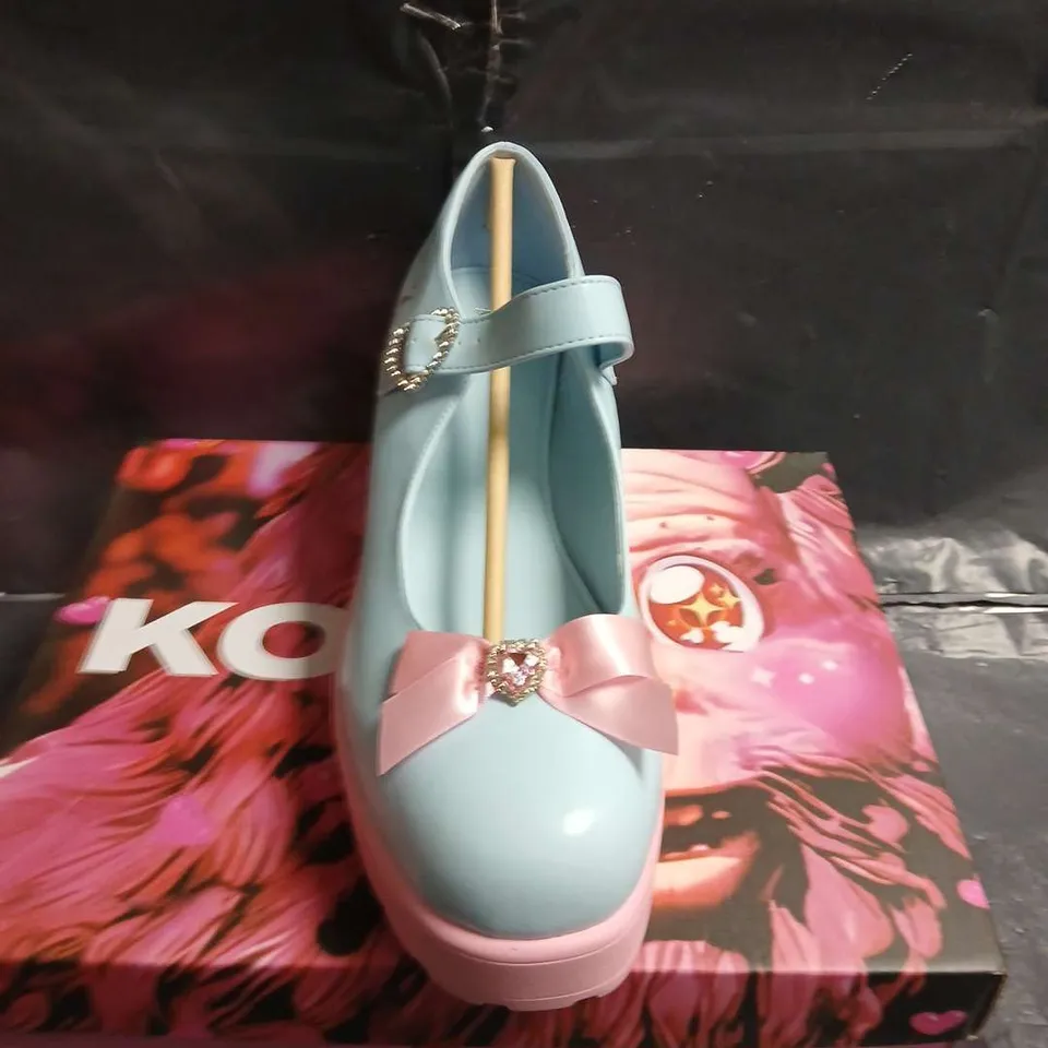 BOXED PAIR OF KOI LIGHT-BLUE PATENT MARY JANE SHOES WITH PINK PLATFORM, BOW & HEART BUCKLE - UK SIZE 11