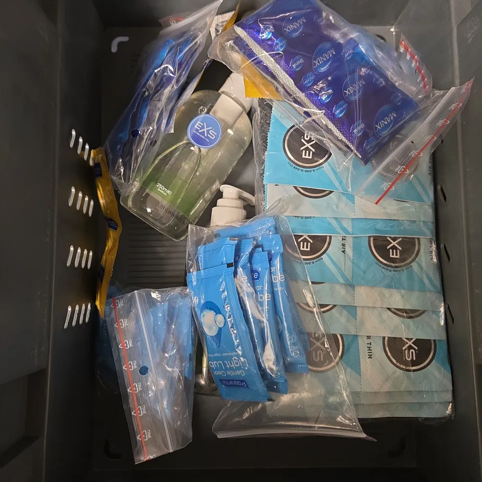 APPROXIMATELY 30 ASSORTED CONDOMS & LUBRICANTS TO INCLUDE - EXS - PASANTE - MANIX